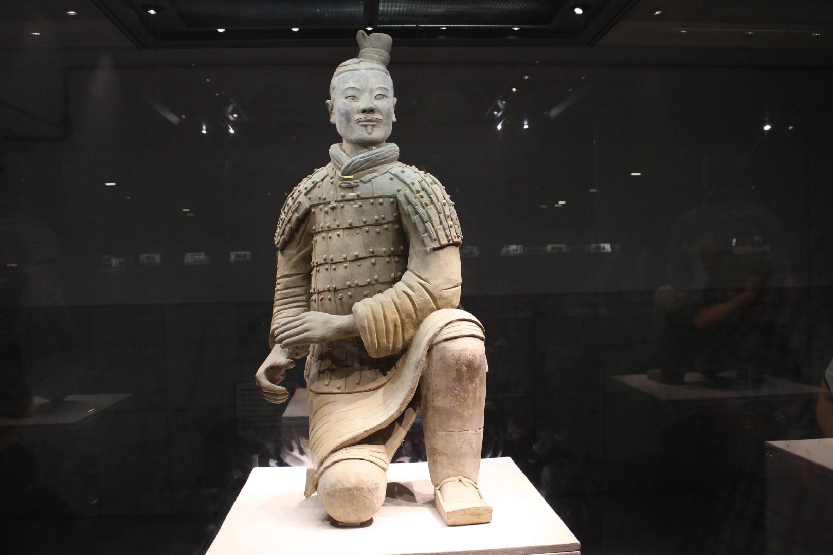 兵马俑原本是彩色的，为什么今天看到的都是灰陶？今天我们看到的兵马俑，大多是一层灰