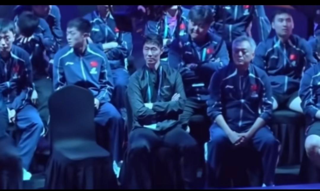 这是几十年都不曾出现的集体紧张感，王励勤紧张到拿水喝，秦志戬满脸愁容，志强低头沉