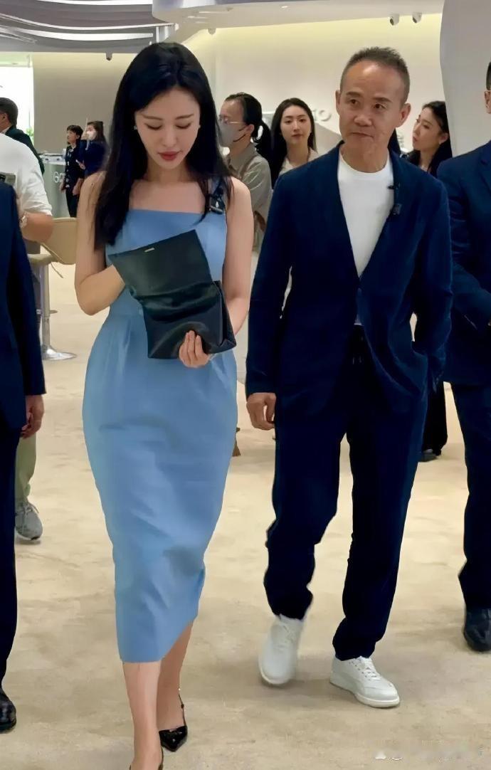 身体很诚实，总感觉老王走路慢他老婆半拍，田朴珺才44岁，而他已经74岁了。  这