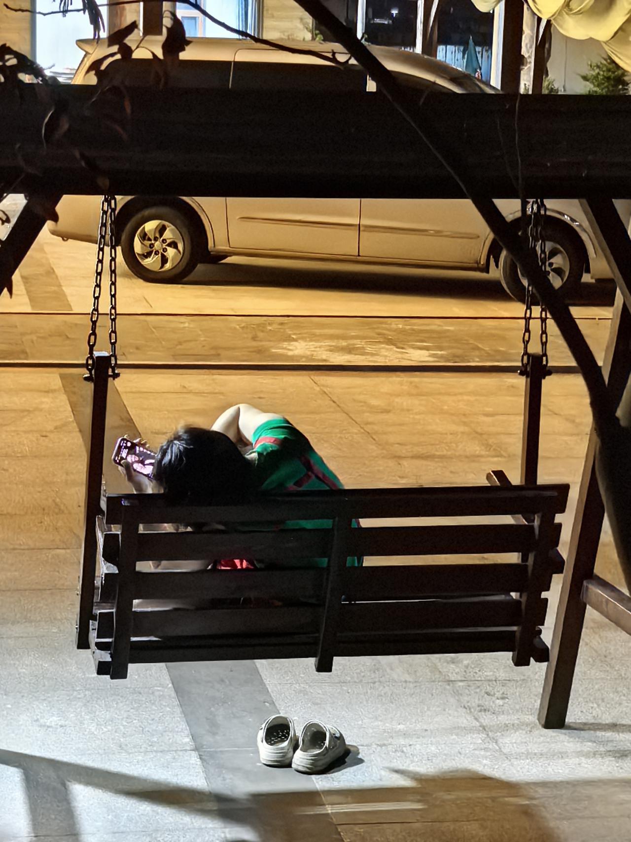度假的女人，晚饭后的惬意。