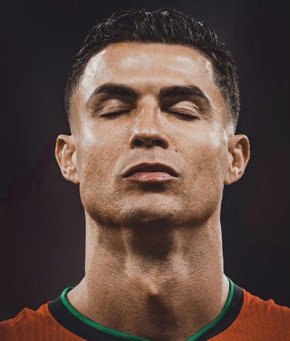 《我还是曾经那个战神》改编自《少年》
演唱：C罗
我还是曾经那个战神，没有一丝丝