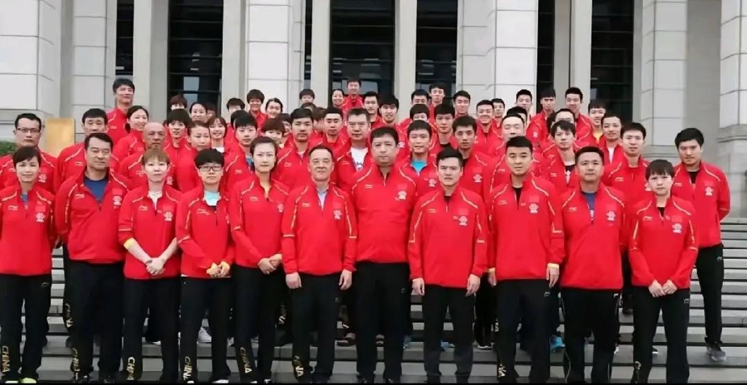 ✅ 这张照片：2018年，国乒全队去国家博物馆参观的时候拍的，就是网上流传很广的