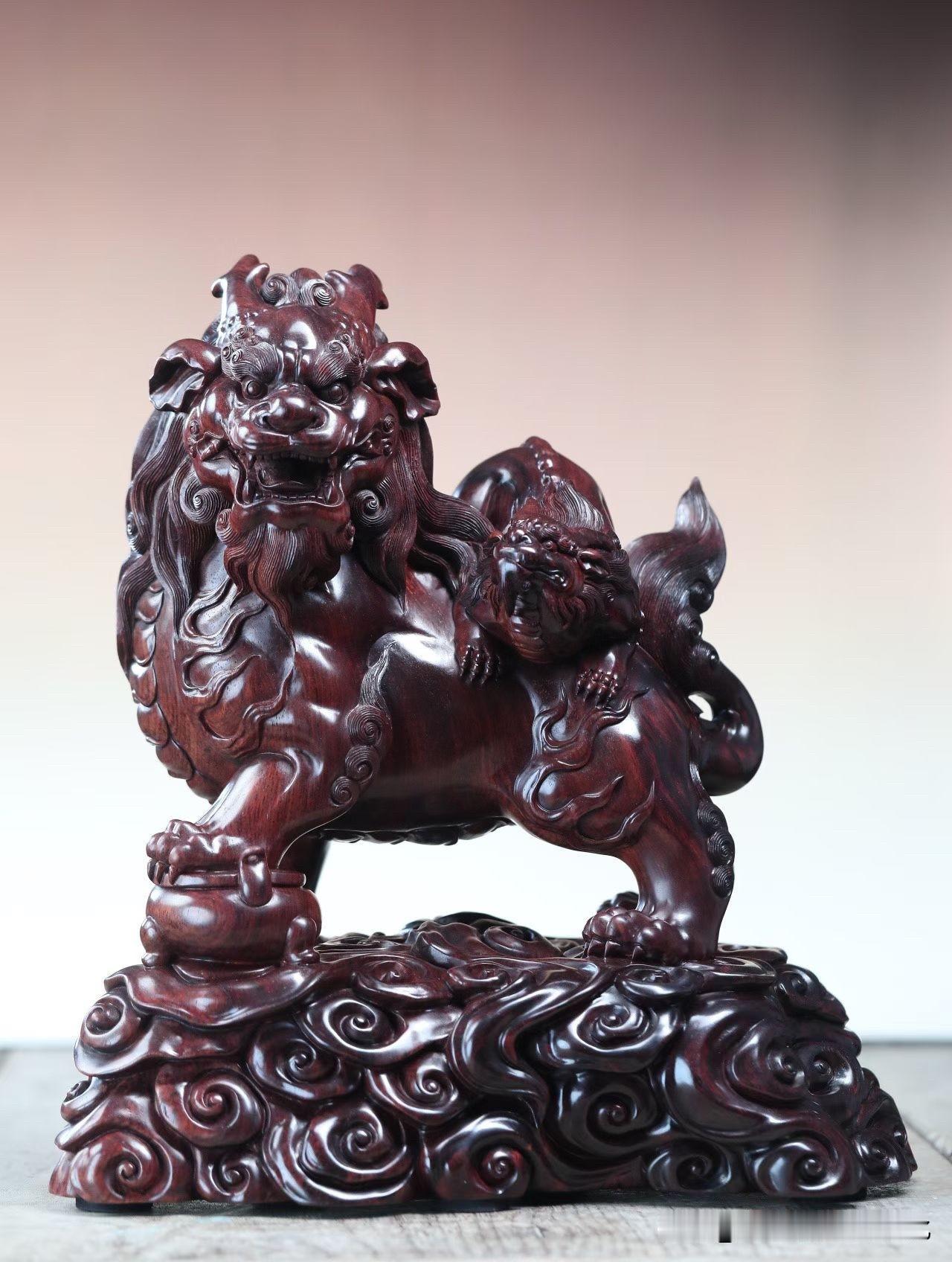 有些作品，第一眼看的是气势；再看，看的便是传承。

海南黄花梨紫油梨的沉稳木色，
