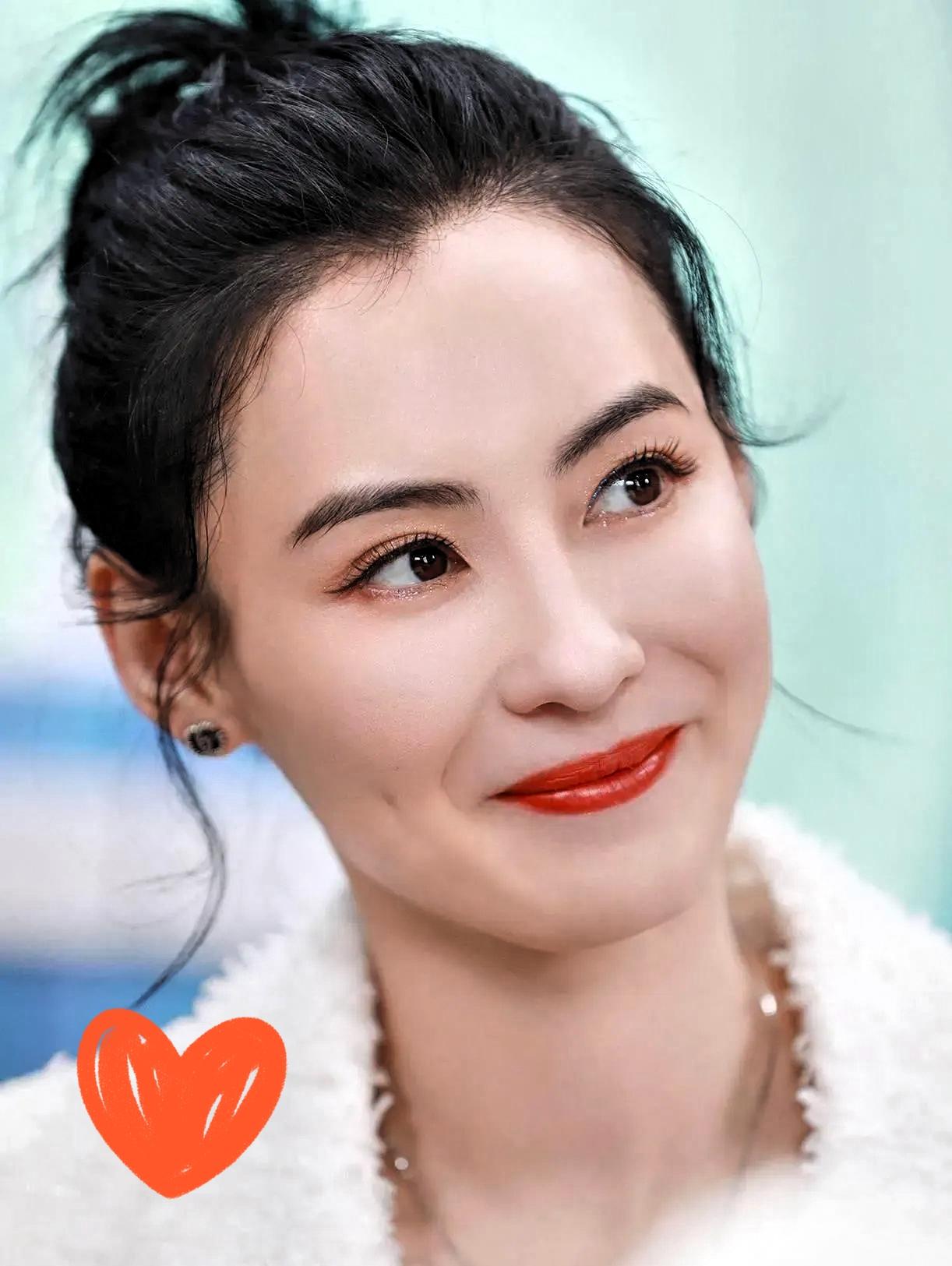 张柏芝被问起过往风雨
她哽咽却坚定的样子太戳人
从小照顾聋哑祖辈练出的韧性，离婚