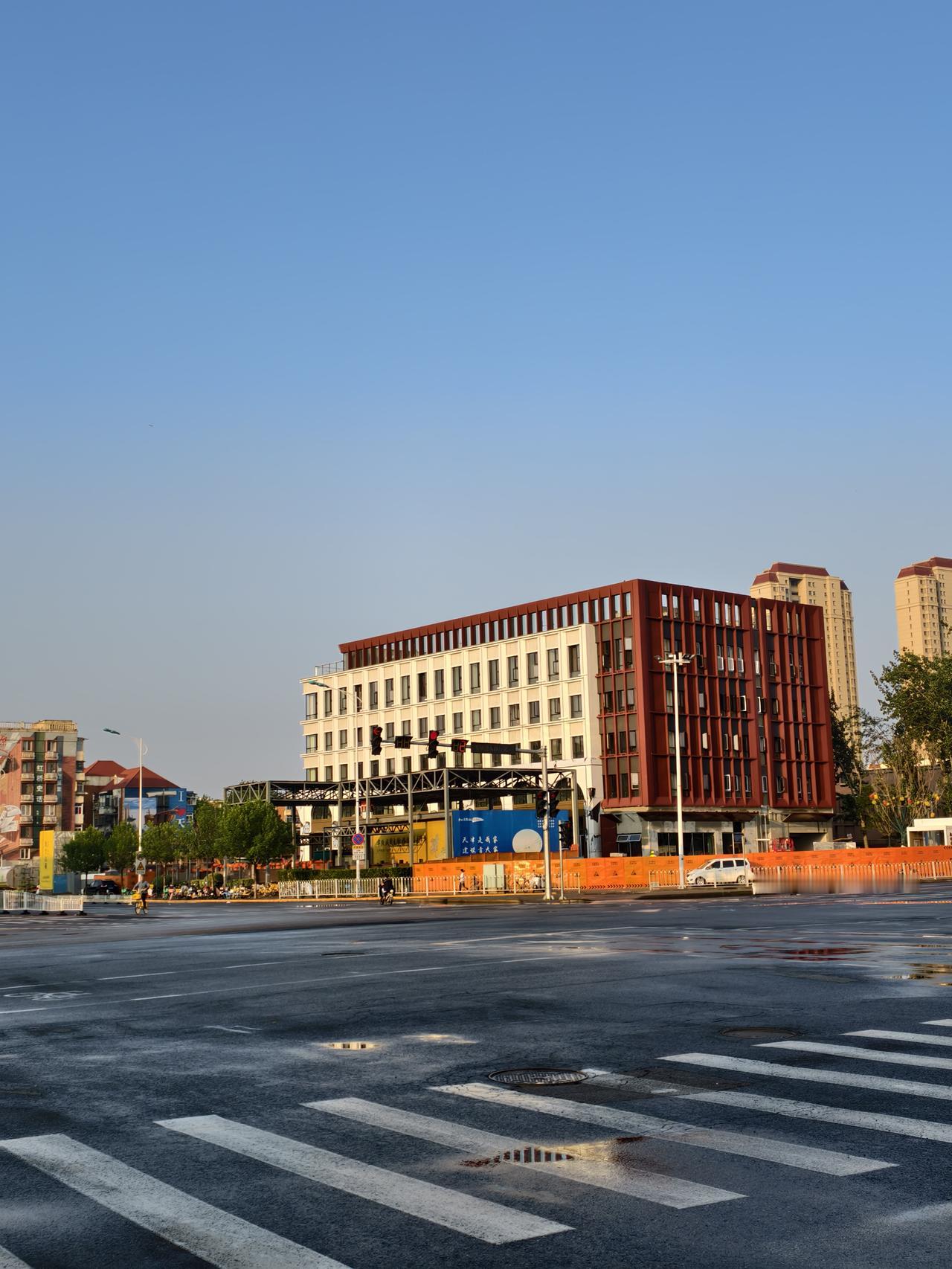 红桥耀华学校大门外靠北一侧，紧临地铁6号线人民医院A口，建起一幢五层“个体”楼房