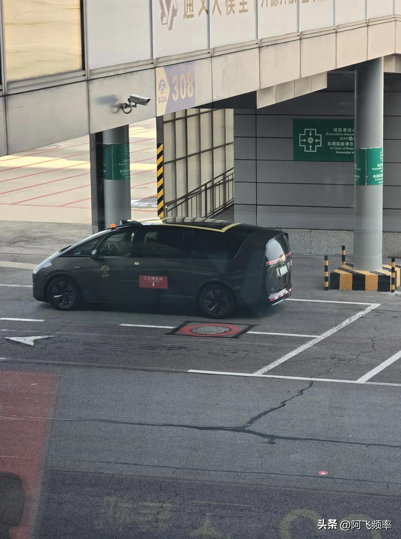 理想车主有实力，MEGA 面包车直接开首都机场里面来了