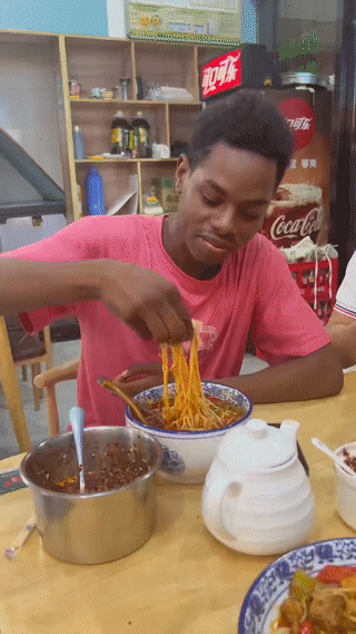 一名男子请他的外国朋友一起吃拉面。
结果在饭桌上却发生了这样奇葩的一幕？
由于他