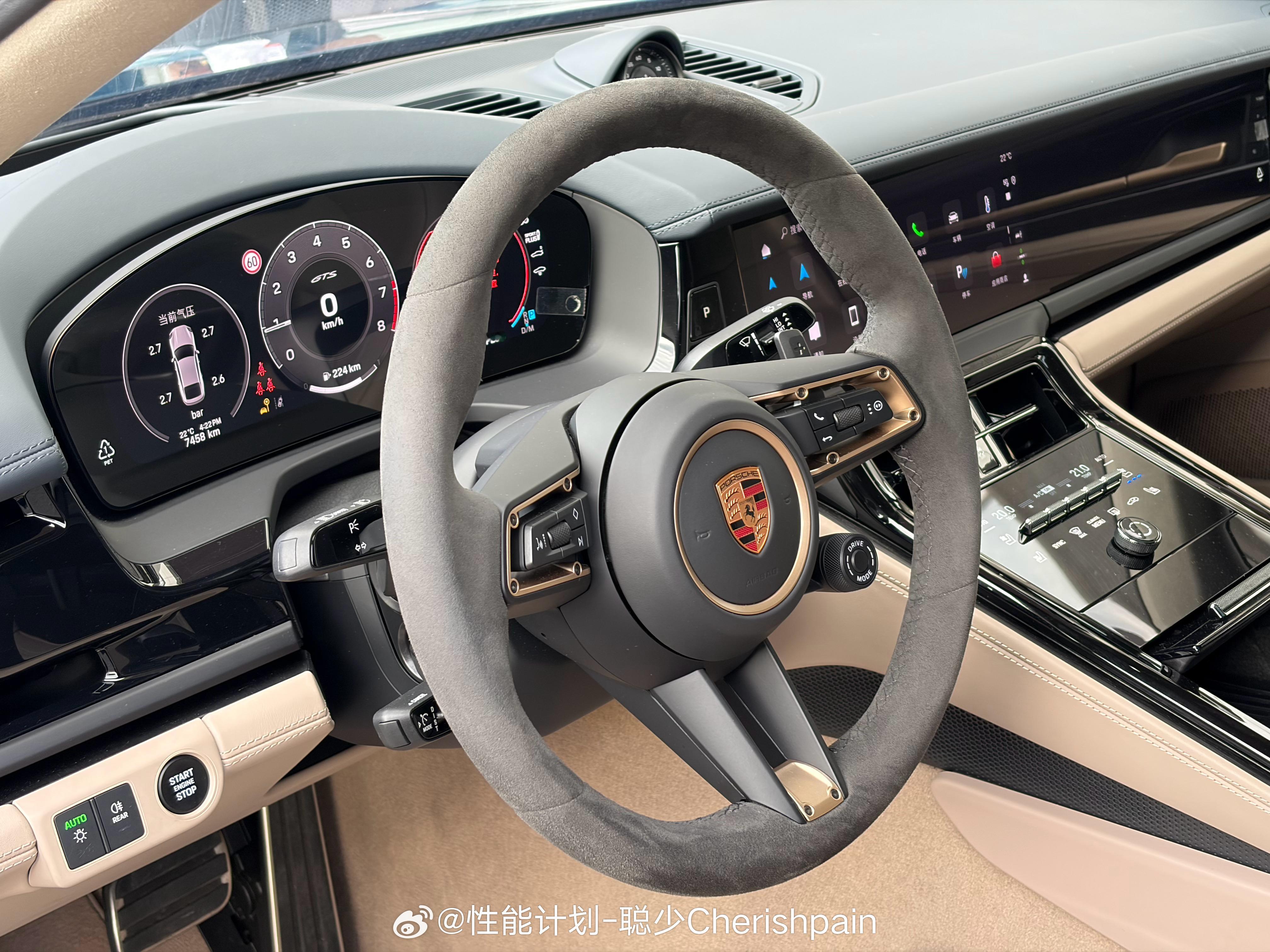 V8、中锁轮毂的Panemera，真有人开这种车下赛道吗？就离谱！！不好意思我这