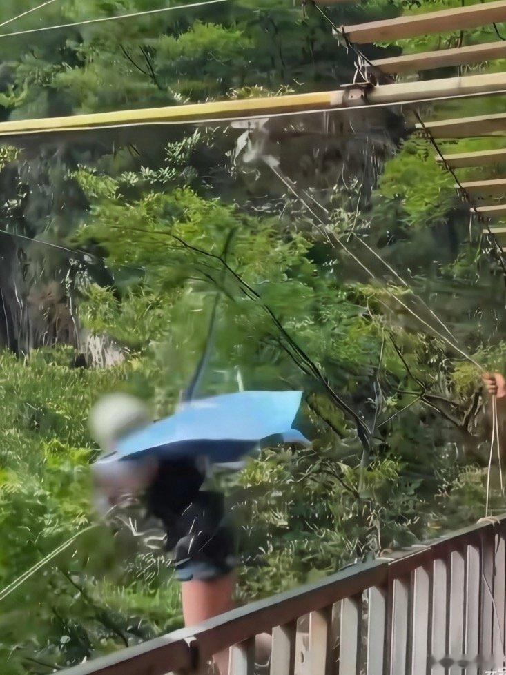 女子坠亡悬崖秋千摆弧300米 太痛心！5月3日四川广安华蓥市玛琉岩探险公园，女游