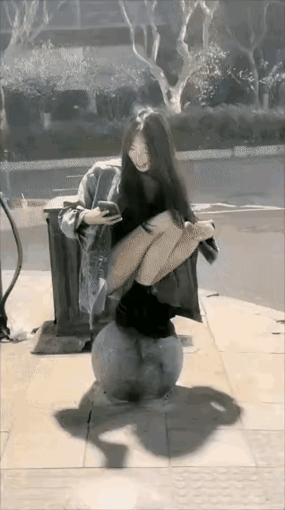 金鸡独立，真的是替这个女孩心疼。