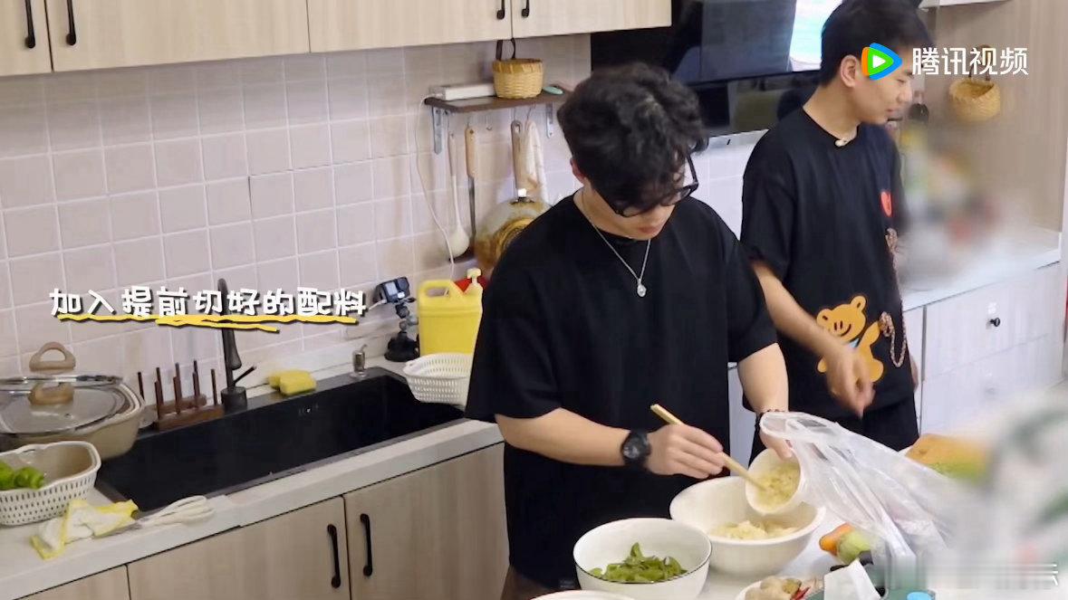 爱让高傲者低头让抠门者大方脱口秀和Ta的朋友们 舞台上抛出的这句金句，瞬间引发全