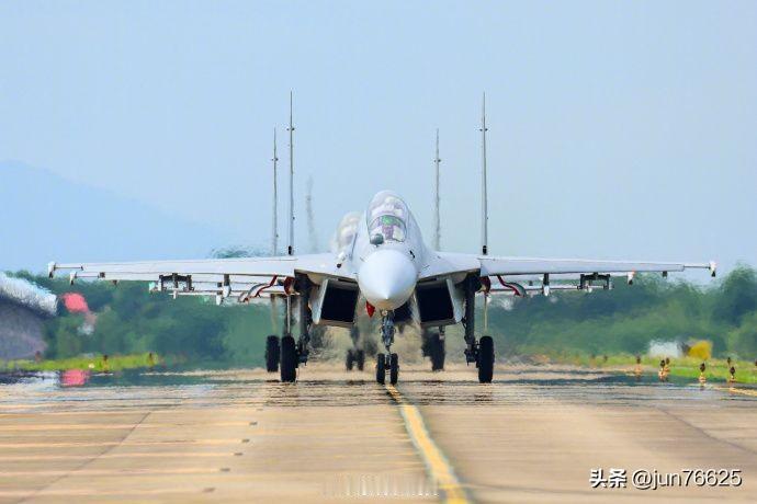 长空砺刃！战机翱翔蓝天
近日，空军航空兵某旅组织战机开展空战对抗等多课目飞行训练