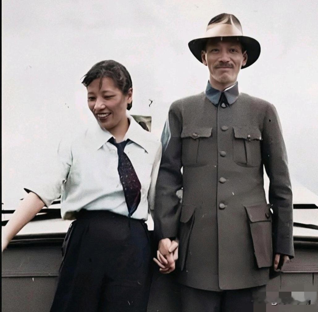 这是当年蒋介石与宋美龄热恋时所摄之照片，二人十指紧扣，沉浸于幸福之中。不过从照片