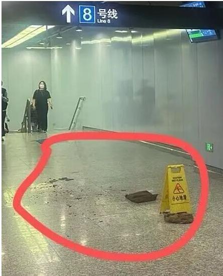 一声巨响！事发上海地铁，女子经过换乘通道时，突然异物掉落

6月12日早晨七点出