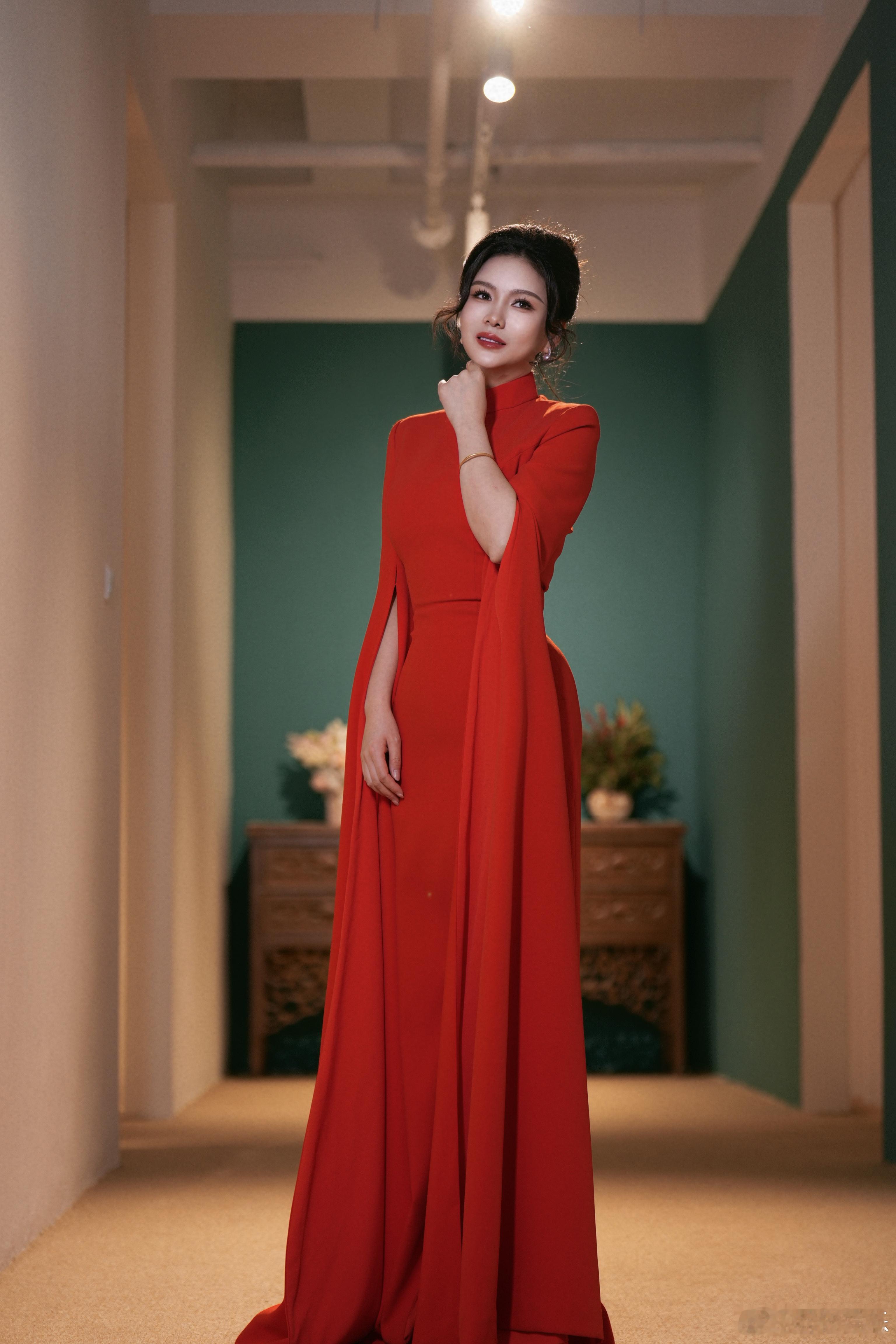 主持人刘美希 谁能想到台上从容对话国家元首的刘美希，是昔日的奥数冠军，理科的逻辑