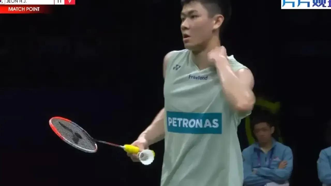 #2024全英羽毛球公开赛# 1/8决赛，男单中最引人注目的比赛恐怕是李梓嘉vs