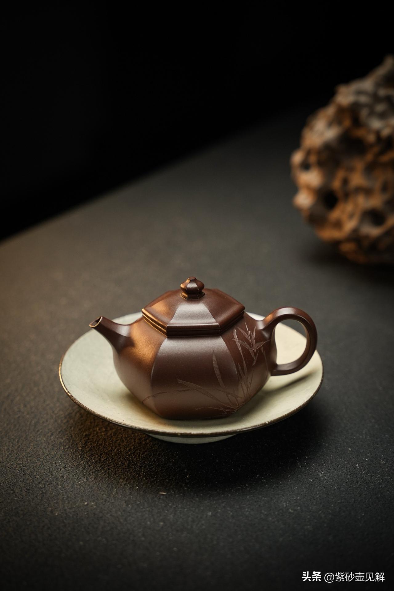 “宿壶”
紫砂泥具有吸水性，将残茶留在壶内任其排汇，一朝一夕，能使壶身光泽古润。