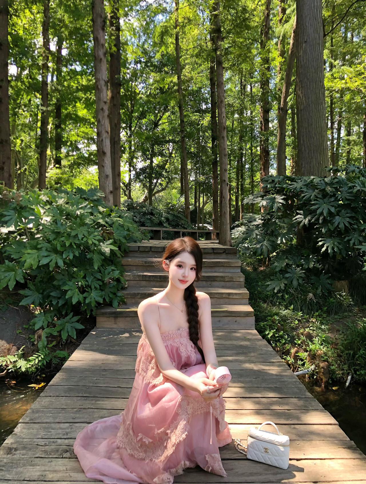 一个穿粉色裙子美女下凡找美景 温柔甜美甜甜的梦幻女孩 柔美气质