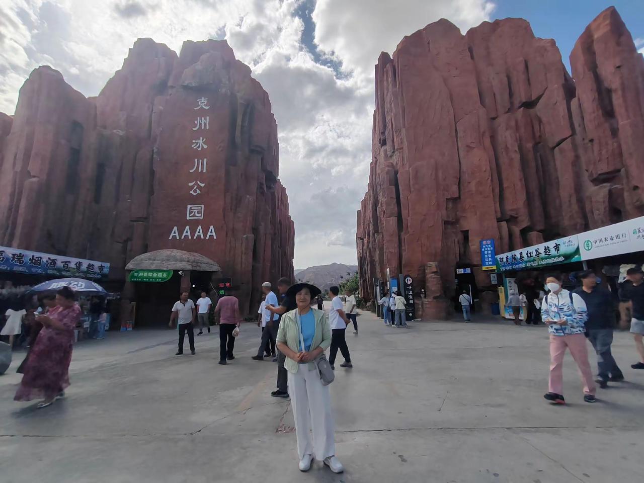 📍全称：克州冰川公园（奥依塔克森林公园），G314中巴公路旁，喀什→白沙湖必经
