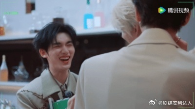 刘宇宁丁程鑫是男人就抢到饭卡开始推理吧 两人一边聊案情一边抢饭卡，手都在抖，你们