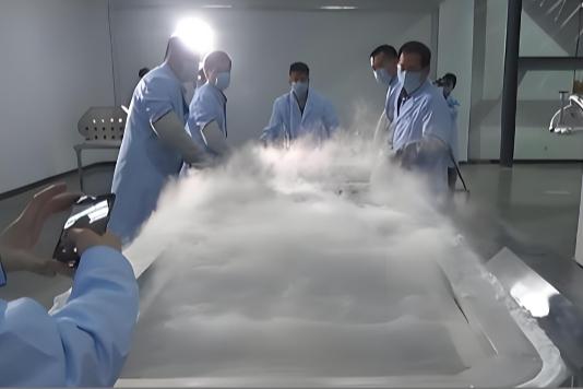全球首例被冻了几十年的人解冻时，打开液氮罐的瞬间，在场的人都吓了一跳——那场面实