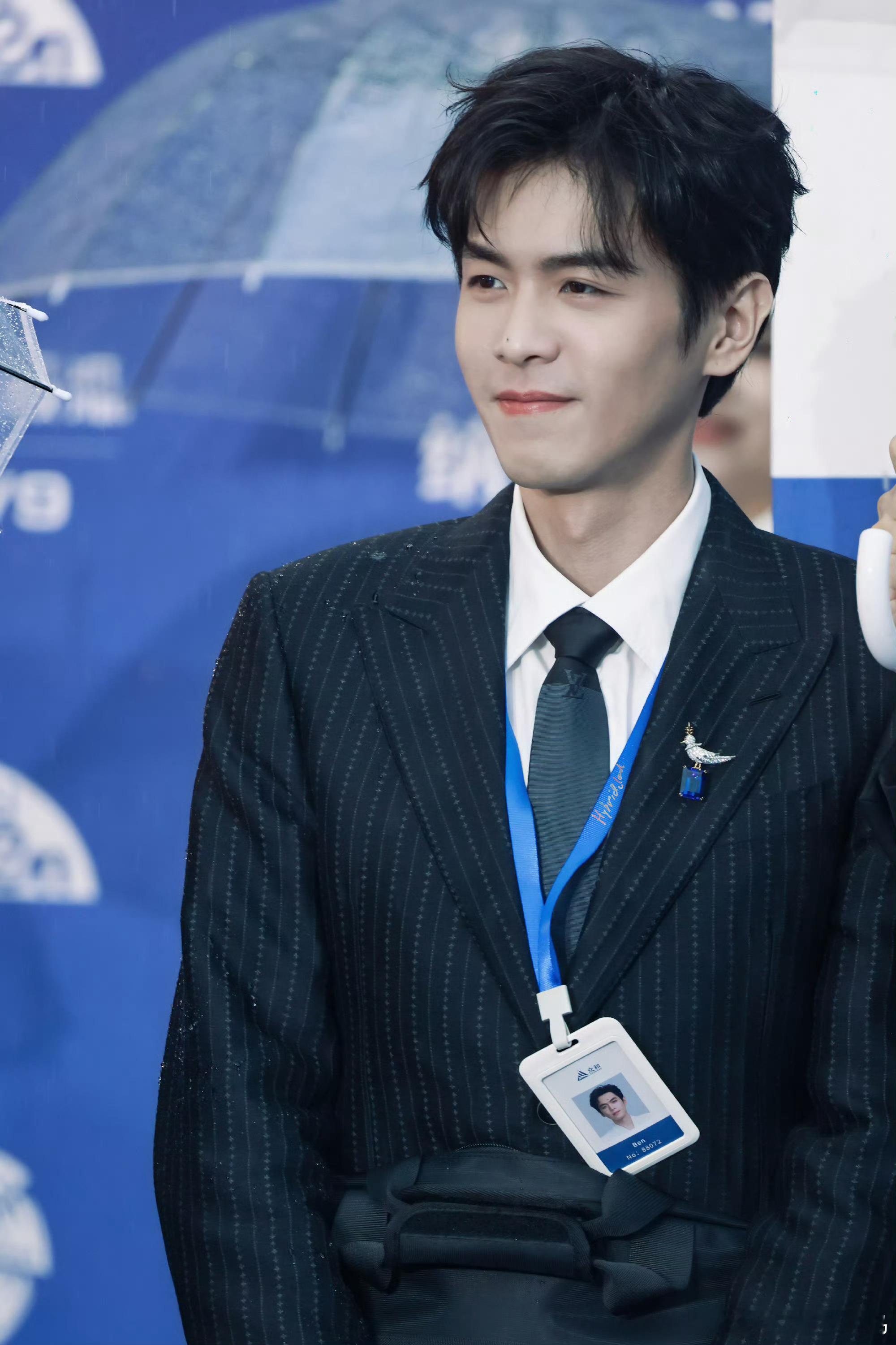 白客给张若昀打伞媒体照和视频直出有什么区别？工牌公文包配张若昀也太有反差魅力了，