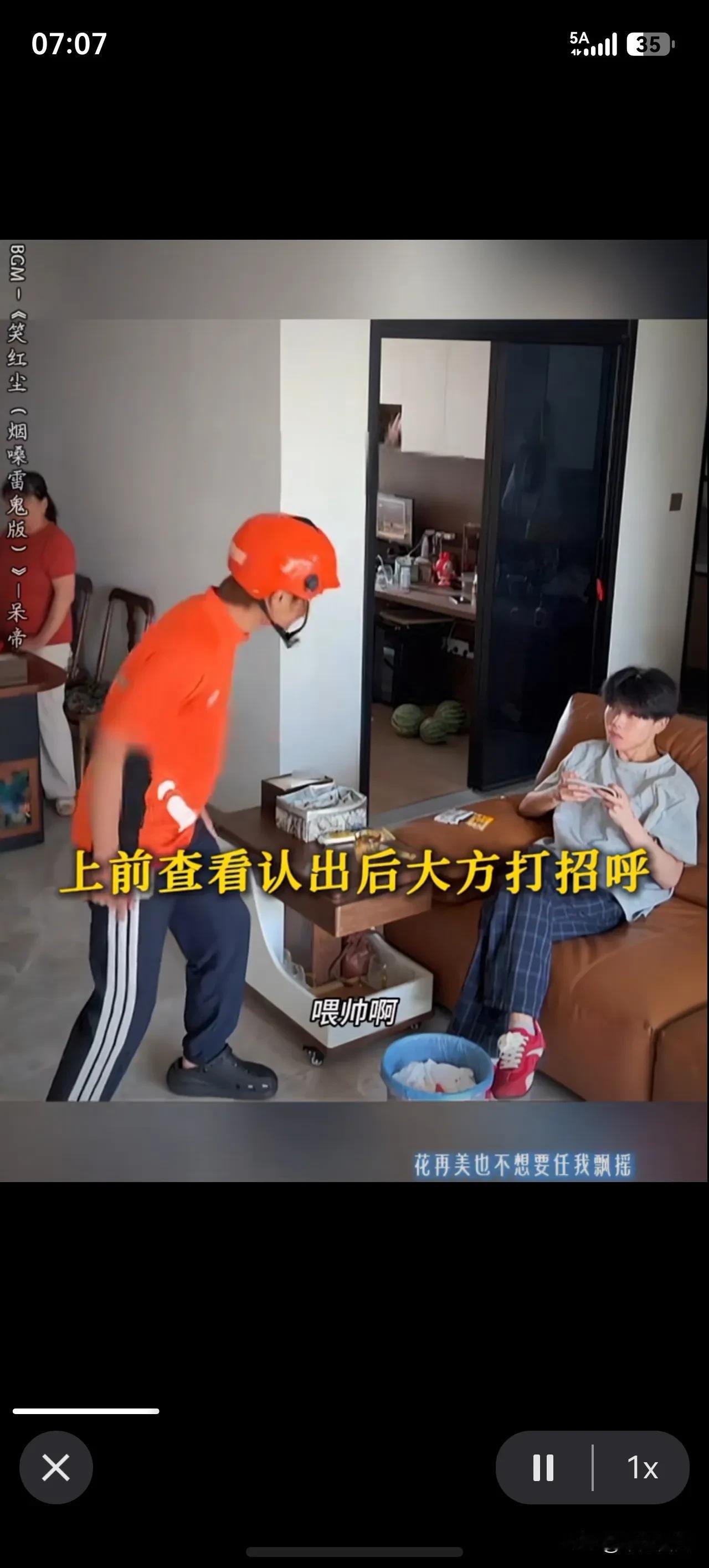 高考落幕，少年开启不一样的暑假。
一个顶着烈日奔波送外卖，想靠自己挣点生活费，机