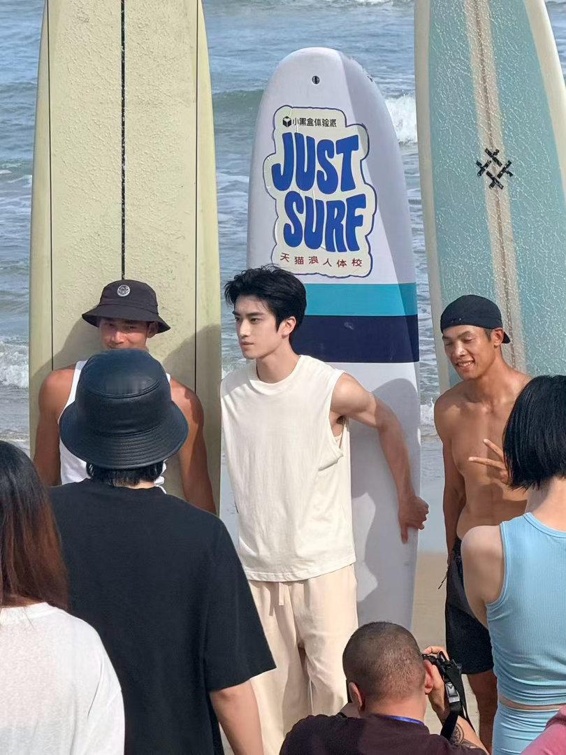 张康乐海边冲浪大秀肌肉张康乐一款运动型薄肌男大海边冲浪氛围感直接拉满，海浪之间发