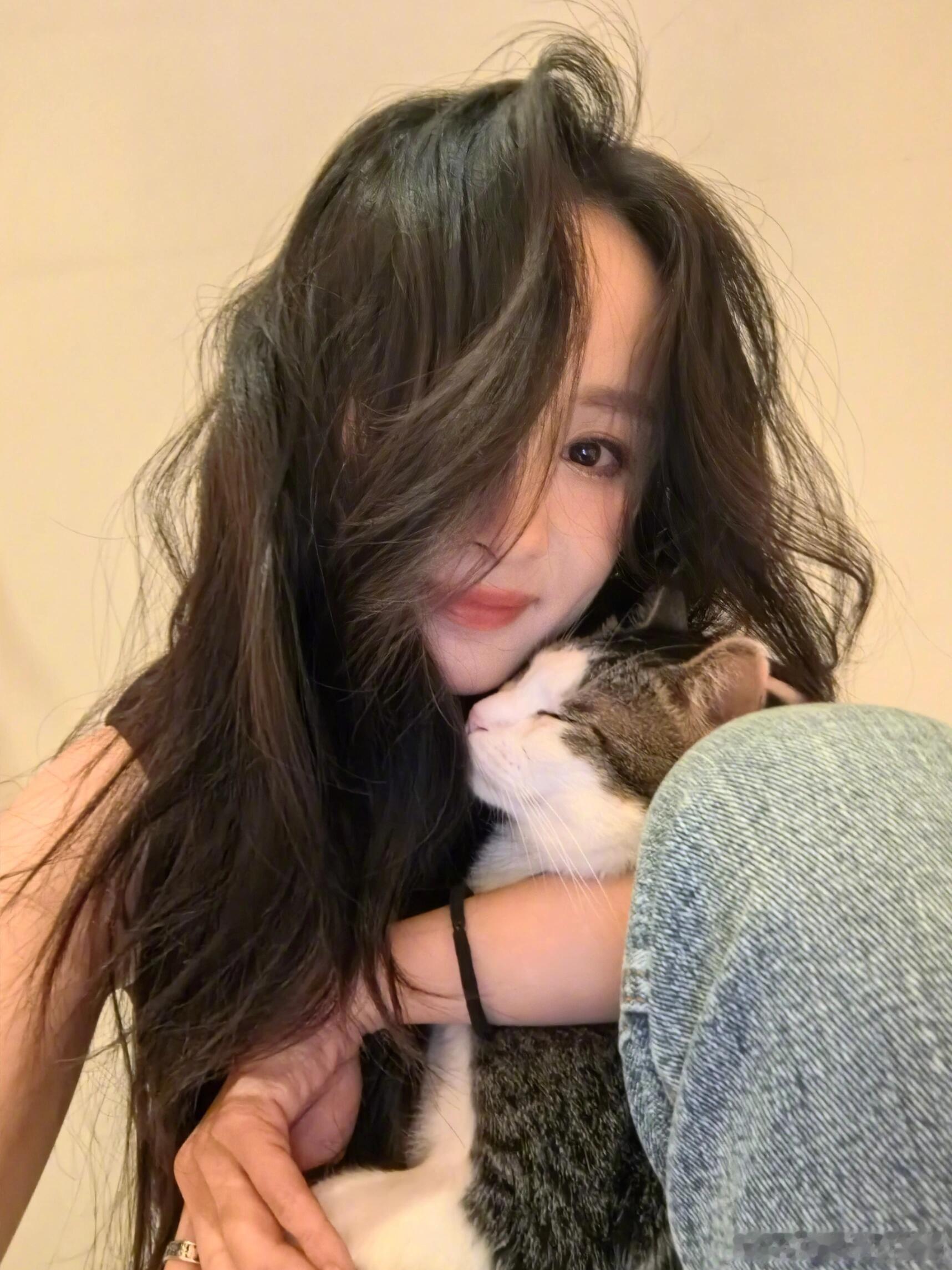 杨幂[超话]  幂幂又又又发新头像啦，氛围感拉满！太美了，她和十年前一模一样呀！