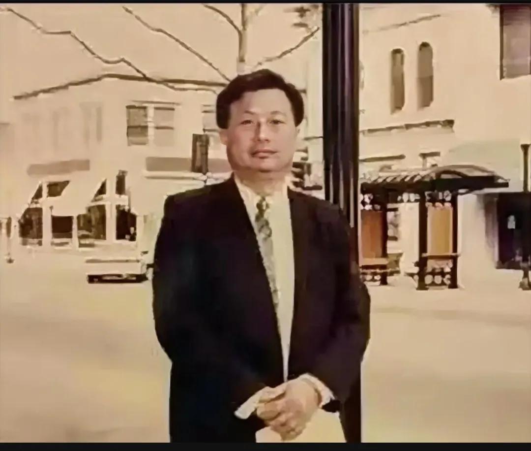 80年代末，任正非留下了一张罕见的照片，镜头中的他穿着西装，神情严肃庄重。几年前