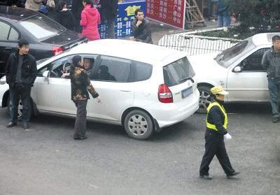 “黑”车司机“错峰”拉客仍被查“黑”车司机企图“错峰”拉客逃避检查，却难逃执法监