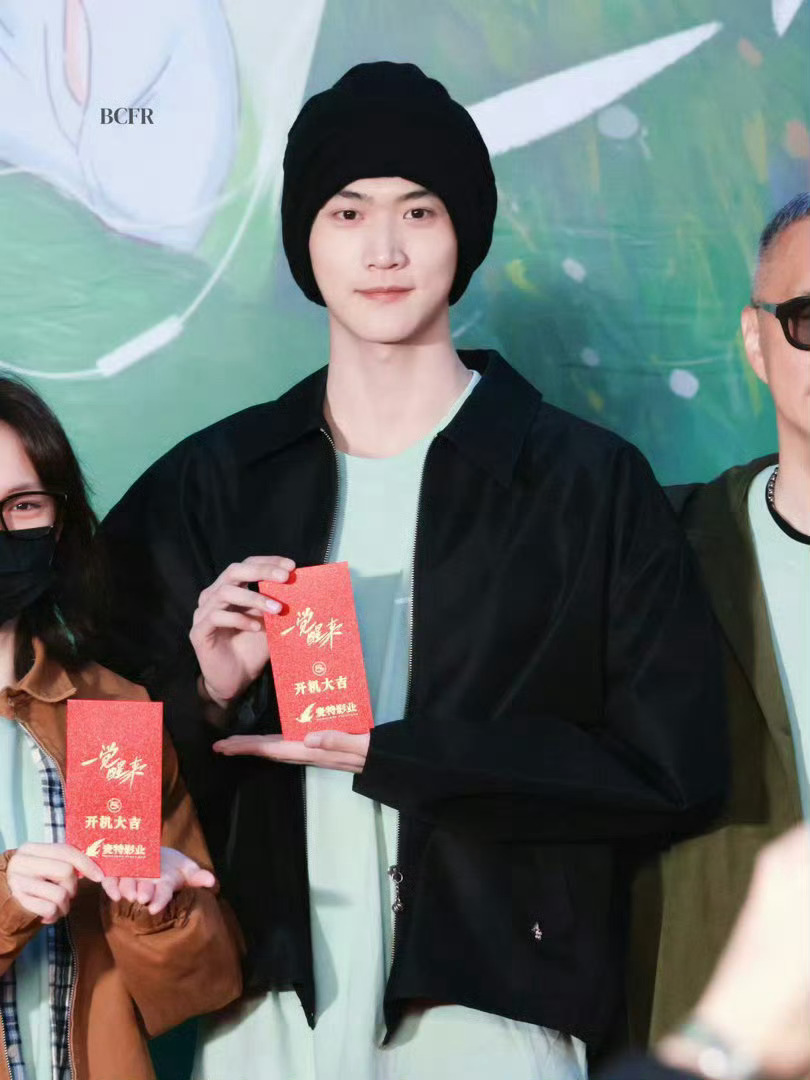 文淇邬君梅周柯宇新片开机 电影《一觉醒来》正式开机并释出首款概念海报。影片由张家