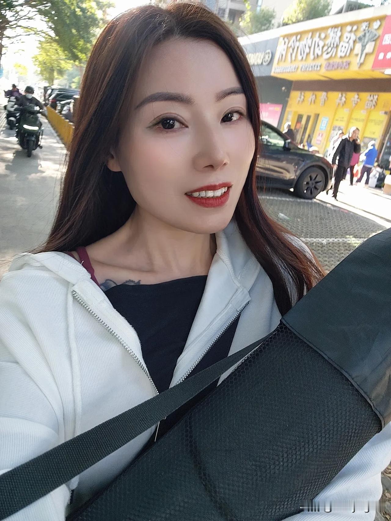 瑜伽垫你可真重呀，抱着你去上瑜伽课可把姐我累坏了！