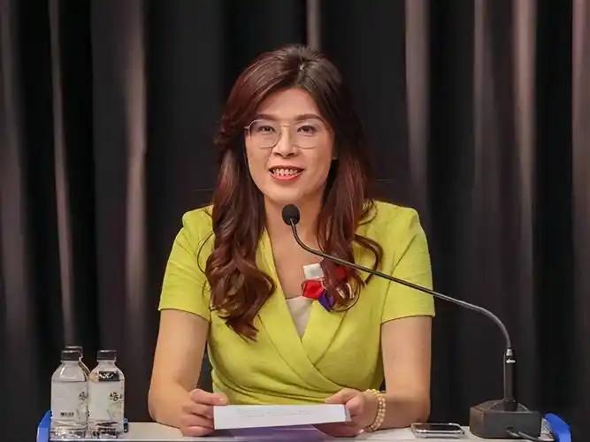 万万没料到，新当选的国民党主席郑丽文，一查才发现她不仅是个“蓝二代”，身上流着那