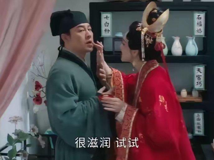 章七娘好奇赵不尤怎么破解“帽妖”案，要跟着他，来到了胭脂店，温悦也来买胭脂，撞见