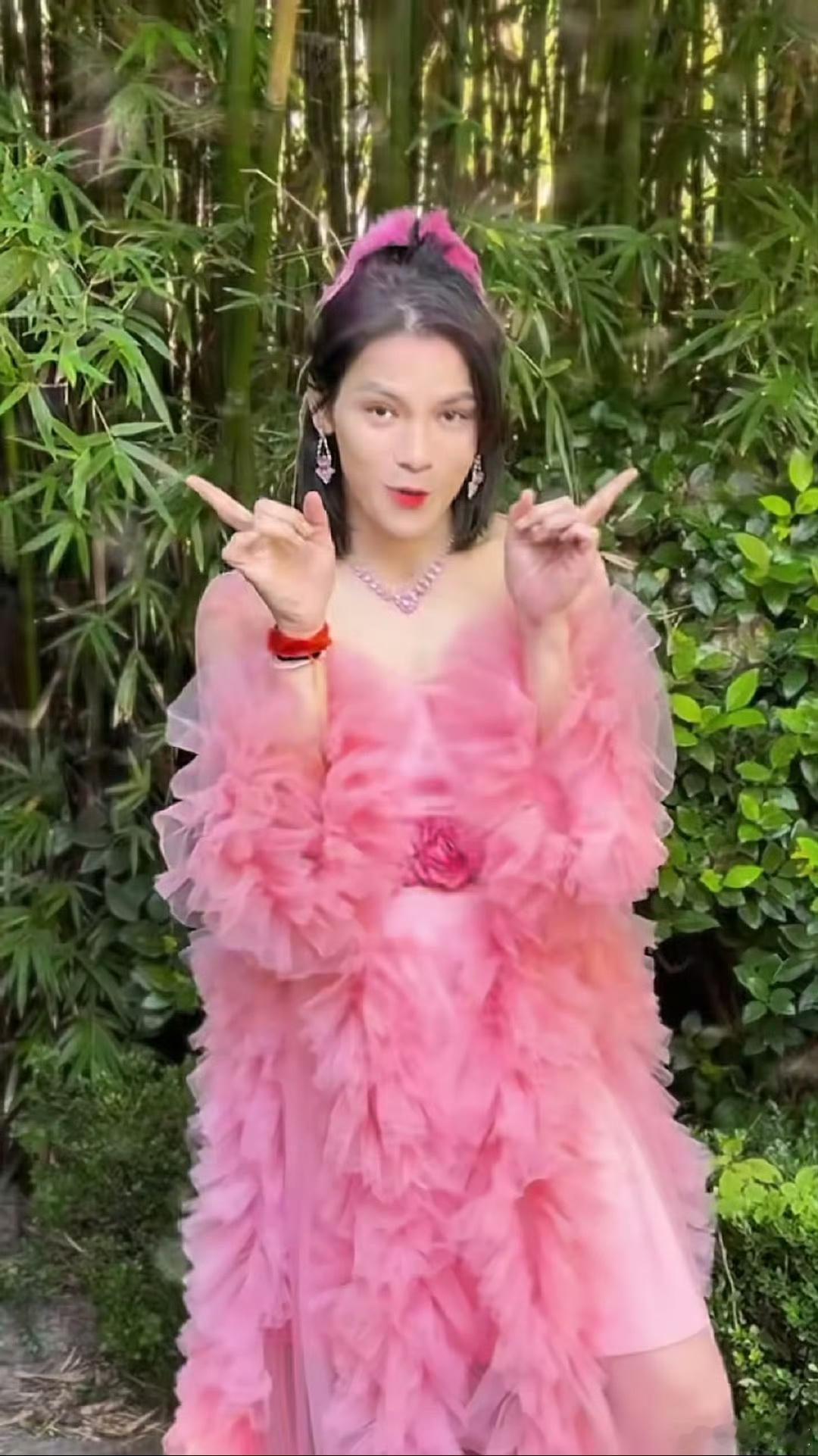 向佐女装撞脸张予曦 你告诉我向佐女装这像张予曦？？压根一点都不像的好吧，怎么就女