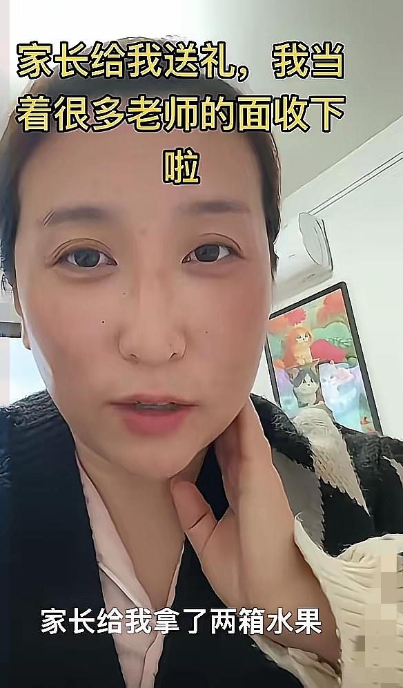 北京女老师当众收礼还被夸？这波操作太暖心了！
 
谁能想到，北京一位女老师当众收