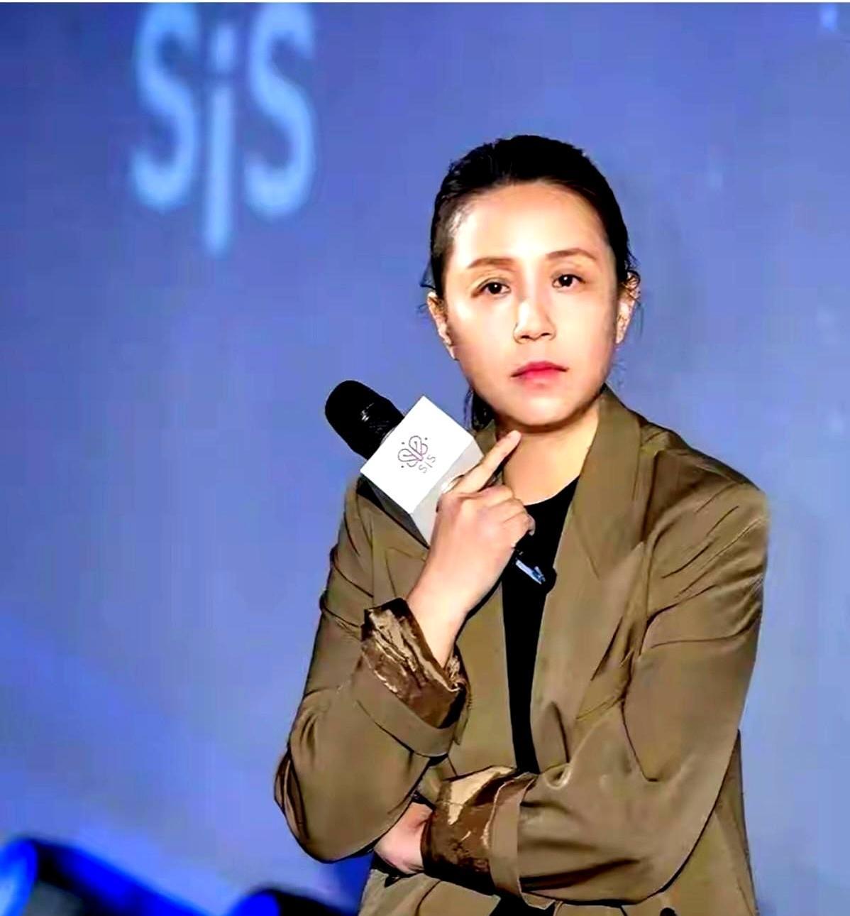 别再猜李维嘉为啥暴瘦了，你看看52岁的龙丹妮穿着香奈儿跳女团舞的样子，全懂了。