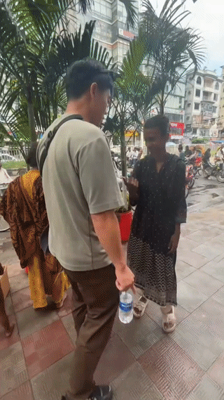 一名中国男子在孟加拉🇧🇩街头被一个当地女子缠着要钱💰
这个女子一直跟着男子
