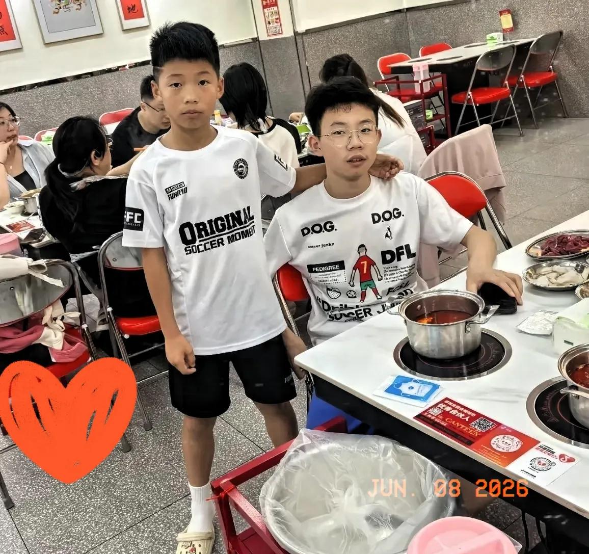 瞅见孟新艺和亲哥那张合影，真挺有意思的。这俩人站一块儿，你要是不说，谁能信是同一