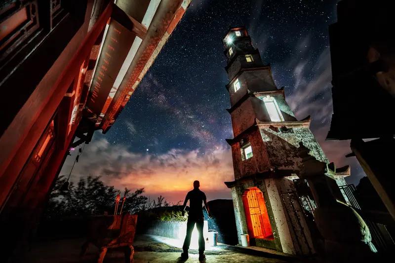 婆婆走的那天，喜鹊绕着烟囱飞的样子，我总觉得不是巧合。她亲手缝寿衣时说的“早备着