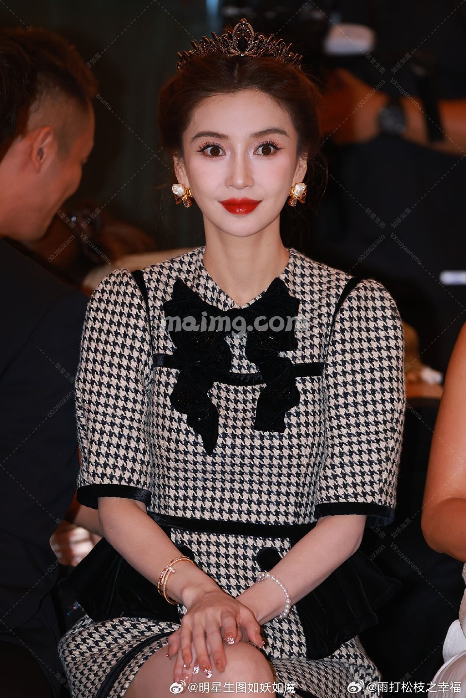 Angelababy时隔一年千鸟格造型Angelababy时隔一年再度解锁千鸟格