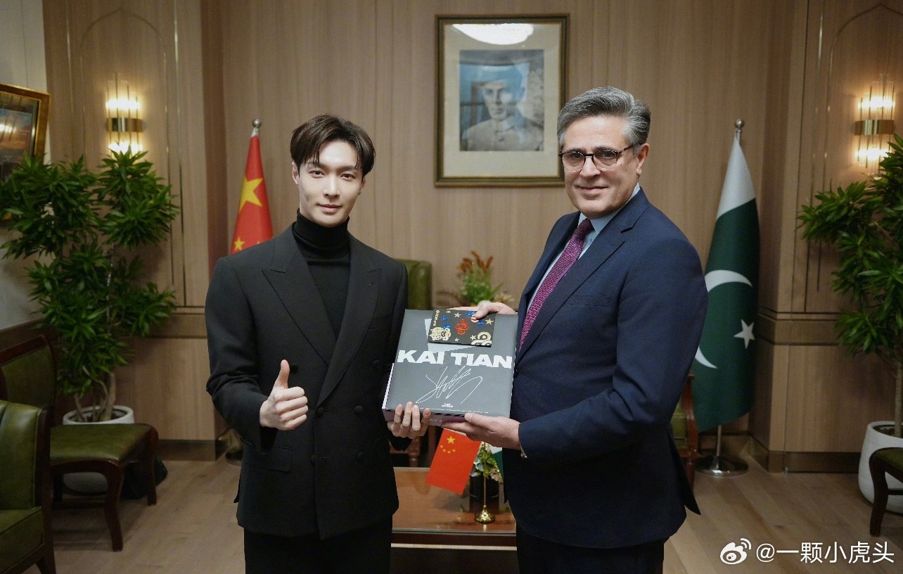 张艺兴的争议点你们内娱总是有事张艺兴，无事非顶流！做个手术给黑粉急的啊！张艺兴的