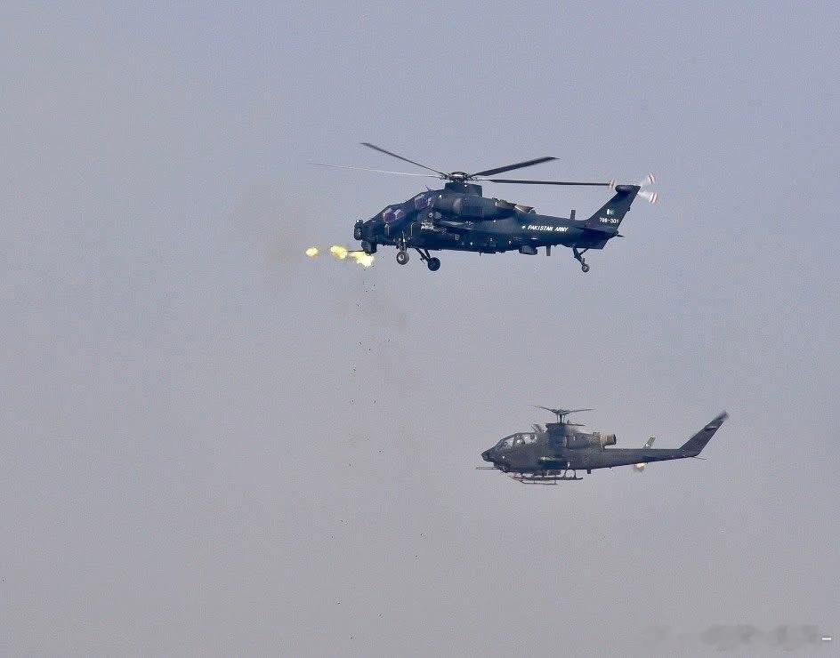 演习中的巴基斯坦陆航天朝造Z10ME和美国造AH1F集合训练。考虑到巴基斯坦还有