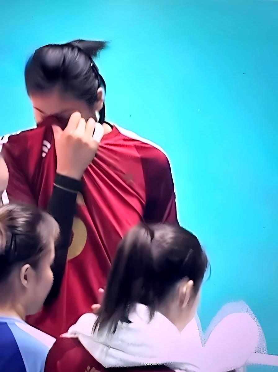 “高意，你漏的是人还是心？”暂停哨一响，王之腾的吼声穿过直播，副攻姑娘当场掉泪。