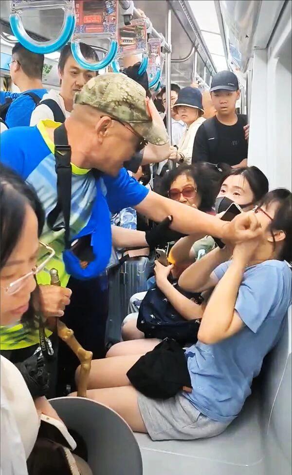 全网都在看北京公安如何处理！”北京地铁上，一老人要求小姑娘让座，小姑娘不让，老人