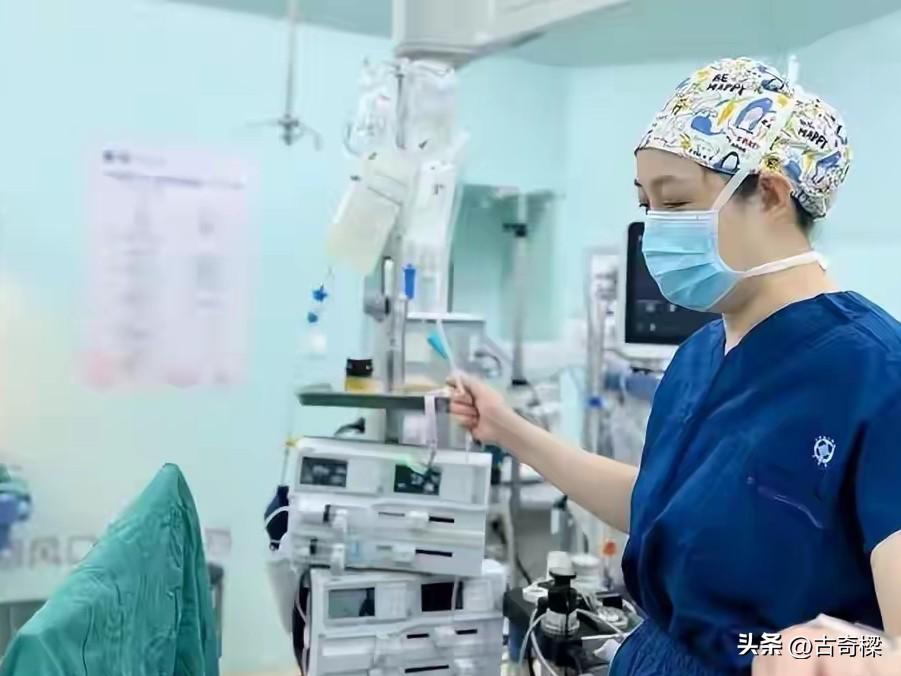 真的很佩服这位妈妈，这是什么了不起的母爱！
 
江苏南京有位叫莉莉的女子，从8个