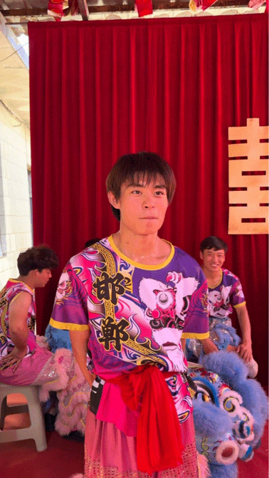 还以为易烊千玺去舞狮了 这世界上居然真的有莞莞类玺的情况，舞狮小哥的笑容和酒窝，