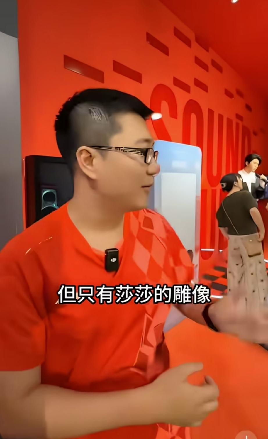 排队一小时，拍照30秒！
网友在线说自己排队去蜡像馆。发现其他蜡像都是正常，只有