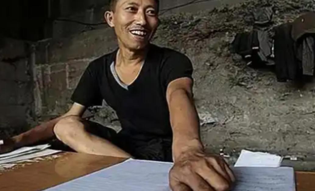 2008年，男子睡在桥洞，每天两包烟一斤酒，就这样生活了10年，目的竟然是为了研